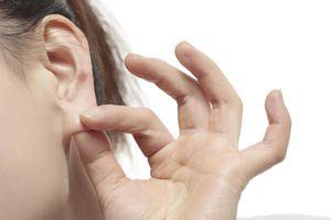 Как правильно чистить уши, чтобы не навредить? Можно ли чистить уши перекисью водорода?