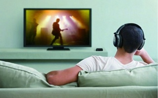 Можно ли человеку со слабым слухом смотреть телевизор в наушниках?