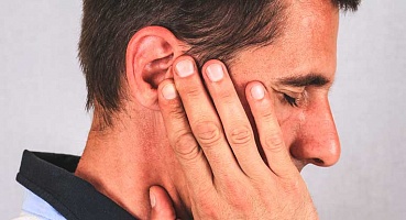 Почему шелушится кожа в ушах, причины, лечение.